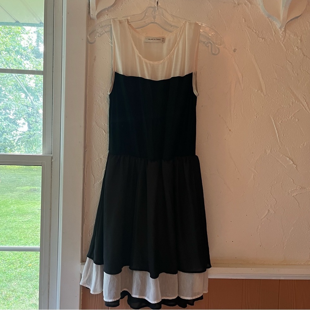 Chic Black and White Sleeveless Midi Dress